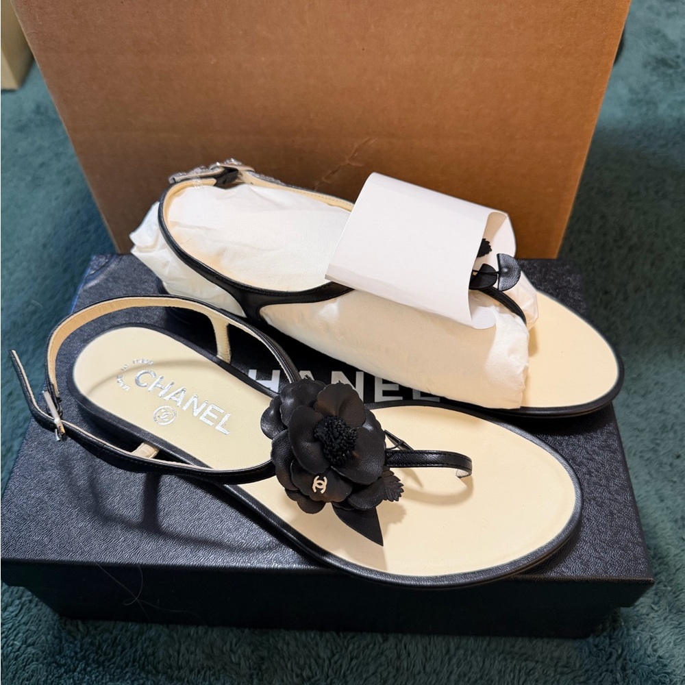 CHANEL Black and Cream Floral Sandals - Picture 2 of 9